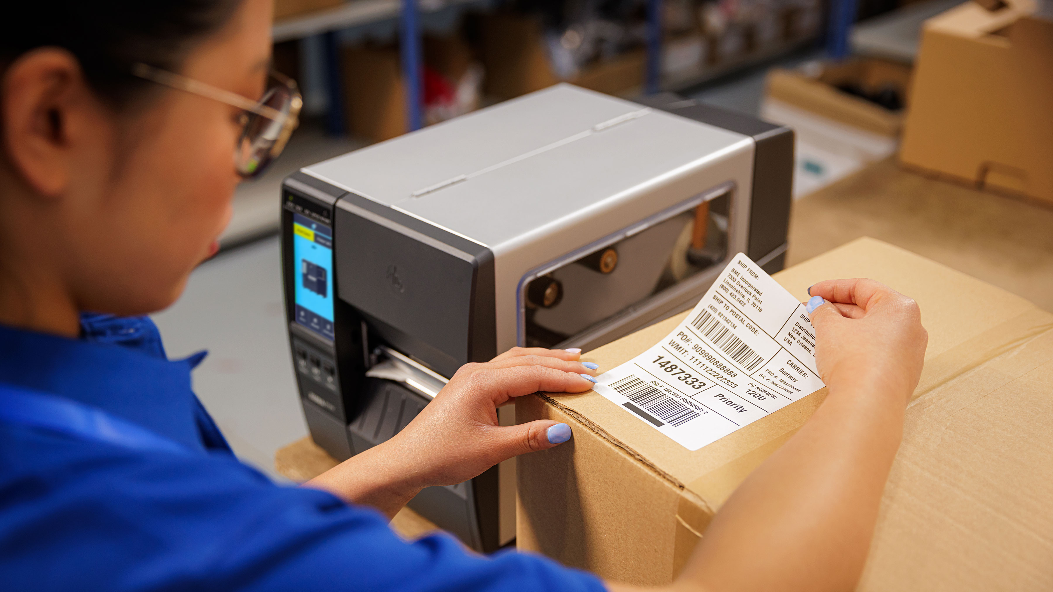 Operadora usando impresora Zebra industrial